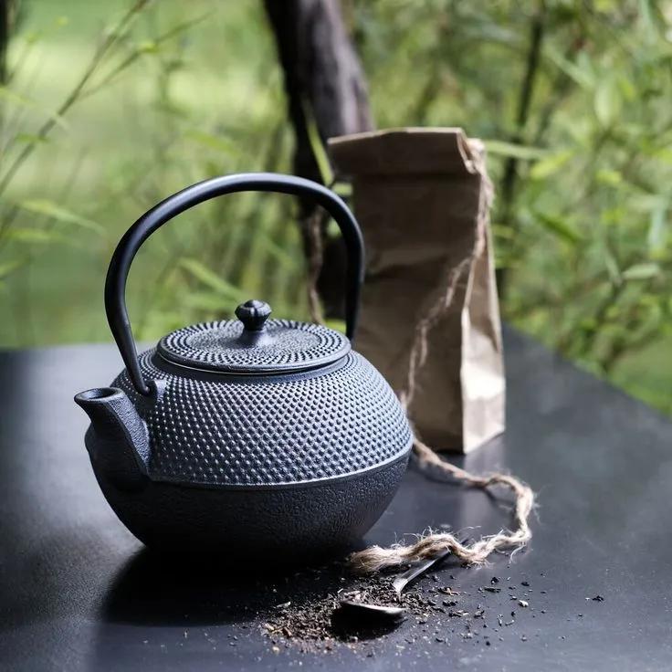 Théière en fonte émaillée : élégance, tradition et art de vivre intemporel